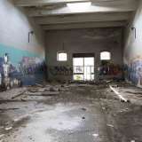 Entriamo in un capannone dedicata all�artigliere Adolfo Dal Piano, morto in Guerra nel 1940. E anche qui troviamo ovunque  rifiuti, macerie, graffiti e distruzione